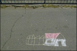Desen pe asfalt. Casă cu gard. Foto: Sorin Stanciu