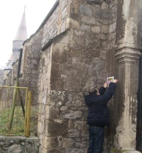 Vedere din Hunedoara. La colțul Castelului (anunțând o lansare de carte, 2010)