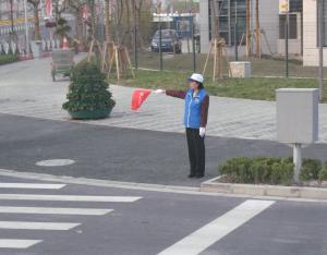 Trecere de pietoni în Shanghai, cu o doamnă voluntar pe post de semafor. Foto: Calin Hera