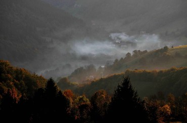 Un sat la poale de munte