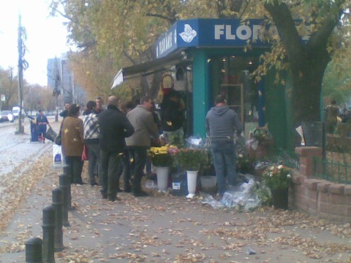 Coadă la o florărie din Bucuresit, aflată lângă statia de metrou Pipera, în după-amiaza zilei de 8 noiembrie 2010, ziua Sfintilor Mihail si Gavril. FOTO (cu telefonul): Călin Hera