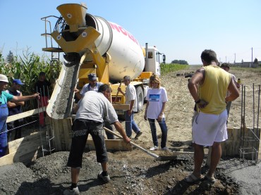 Vedeta Antenei, Alessandra Stoicescu, fotografiată la un santier organizat (probabil de Fundatia D.V.) după inundatiile din vara acestui an. FOTO: A1 (sper să nu mă însel)