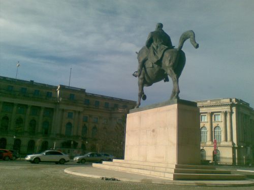Statuia lui Carol I, amplasată recent pe un soclu ridicat între Biblioteca Centrală Universitară si Palatul Regal, în Bucuresti, foarte aproape de vechiul amplasament, fotografiată cu telefonul, azi, 7 decembrie 2010. FOTO: Călin Hera