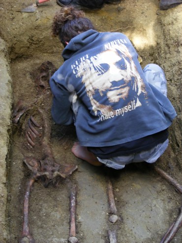 Fotografie făcută cu ocazia unei exhumări realizate de echipa lui Mariu Oprea, căutătorul de rămăsite (si povesti) ale partizanilor anticomunisti. FOTO: Mihai Soica