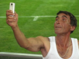 Domn în maieu fotografiind prin Peluza Nord, Naţional Arena. Foto: Călin Hera (6 august 2011)