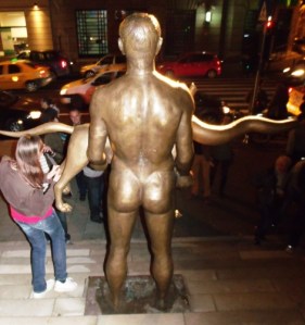 Statuia lui Traian (cu lupoaica în braţe), de pe treptele Muzeului de Istorie. FOTO: Calin Hera