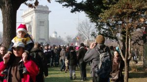 Lume multă la parada de la 1 Decembrie, la Arcul de Triumf. Era în 2011. Foto: Calin Hera
