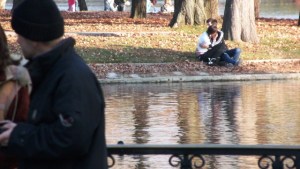 Îndrăgostiţi pe malul lacului IOR (Bucureşti, 2012). Foto: Călin Hera)