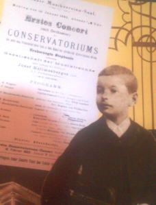 George Enescu, la tinereţe. Fotografie după un afiş de la Muzeul Enescu. Foto: Călin Hera (cu telefonul)