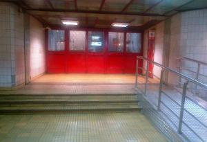 Rampă pentru cărucioare la metrou Piaţa Victoriei. Foto: Călin Hera