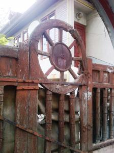 Poartă care mă fascinează de fiecare dată când trec pe lângă ea. Foto (cu telefonul): Călin Hera