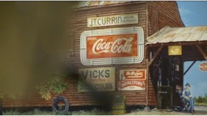 Panou publicitar Coca-Cola, vechi de vreo 70 de ani. Printscreen din filmuleţul de pe WXIA