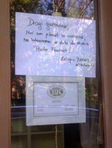 Afiş la intrarea într-un local de pe str. Mihai Eminescu din Bucureşti. Foto (cu telefonul): Călin Hera