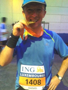 Dan Necşa încercând cu dinţii medalia cuvenită aceluia care a trecut linia de sosire a unui maraton adevărat.