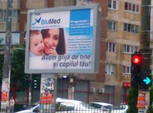 Panou pulicitar al centrului medical BluMed, care are o problemă cu prepoziţia "de". FOTO (cu telefonul): Călin Hera