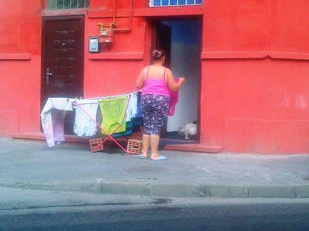 Uscătorie ad-hoc pe un trotuar din Bucureşti, aflat la intersecția Delea Nouă - Învingătorilor. FOTO (cu telefonul): Călin Hera