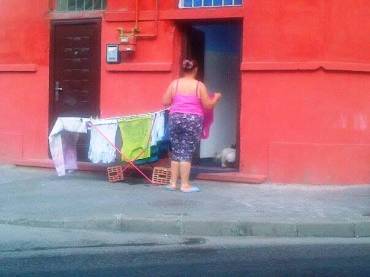 Uscătorie ad-hoc pe un trotuar din Bucureşti, aflat la intersecția Delea Nouă - Învingătorilor. FOTO (cu telefonul): Călin Hera