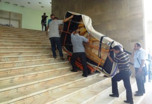 Uşor cu pianul Kawai pe scările Sălii Mari a Palatului. Foto: Ana Ispas