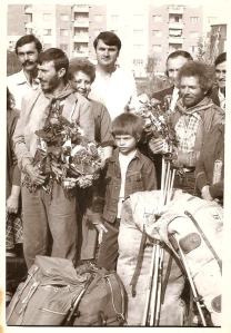 Marius Mărcuş şi Pif (Avel Ritişan), fotografiaţi la întoarcerea din prima expediţe românească în Himalaya (1985). Foto: Pilu Găină