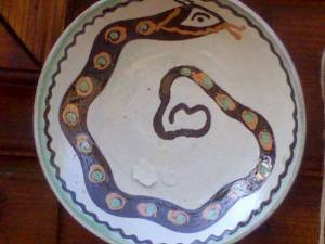 Şarpe desenat pe o farfurie din ceramică de Horezu. Foto: Călin Hera