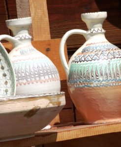 Grup mic, dar vioi, de ulcioare din lut, expus în satul Olari, judeţul Vâlcea. FOTO: Călin Hera