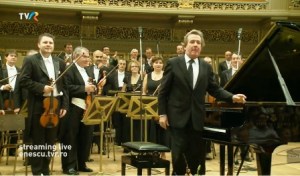 Pianistul Rudolf Buchbinder salută publicul în pauza recitalului susţinut la Sala Mare a Palatului împreună cu Orchestra Filarmonicii George Enescu, în ziua a 11-a a Festivalului Enescu