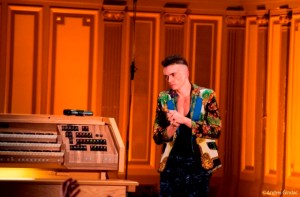 Cameron Carpenter, emoţionat în faţa publicului de la Ateneul Român. FOTO: Andrei Gîndac