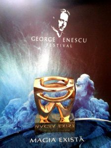 Fotografie-viral: stauteta care însoţeşte premiul de la PR Awards acordat OMA Vision pentru comunicarea  Festivalului George Enescu. Foto (cu telefonul): Ana-Maria Ispas
