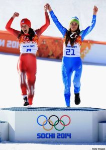 Olimpiada Soci 2014. Imagine de pe podiumul probei feminine de coborâre, cu două schioare care au avut fix acelaşi timp, la sutime de secundă (Dominique Gisin şi Tina Maze). Printrscreen după transmisia TVR