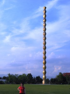 Coloana Infinitului fotografiată vara. Foto: Călin Hera