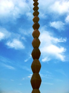 Coloana Infinitului fotografiată vara. Foto: Călin Hera