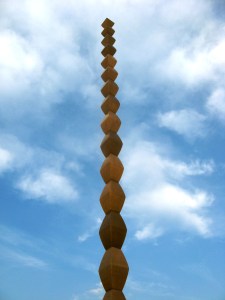 Coloana Infinitului fotografiată vara. Mi-amintesc bancul din vremea lui Ceuaşesc, valabil şi azi: cum se ridică unul, cum îl sugrumă. Foto: Călin Hera