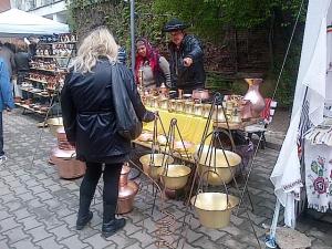 Muzeul Ţăranului Român, de Florii 2014. Ceaune, alambic şi bărbat & pălărie cu boruri largi. Foto cu telefonul: Călin Hera