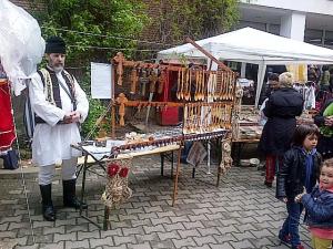 Muzeul Ţăranului Român, de Florii 2014. Linguri şi cruci din lemn & bărbat în costum popular. Foto cu telefonul: Călin Hera