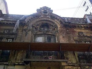 Vedere din Bucureşti. Clădire de pe Brezoianu. Foto cu telefonul: Călin Hera