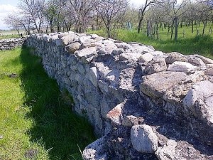 Ulpia Traiana Sarmizegetusa rămâne o demonstrație de inginerie și civilizație romană și un loc în care poți petrece trei ore plăcute și folositoare. Foto cu telefonul Călin Hera