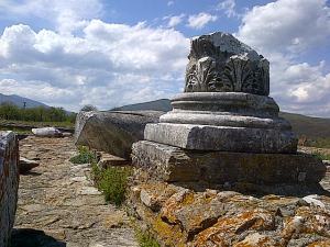 Ulpia Traiana Sarmizegetusa rămâne o demonstrație de inginerie și civilizație romană și un loc în care poți petrece trei ore plăcute și folositoare. Foto: Călin Hera