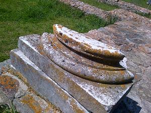 Ulpia Traiana Sarmizegetusa rămâne o demonstrație de inginerie și civilizație romană și un loc în care poți petrece trei ore plăcute și folositoare. Foto cu telefonul Călin Hera