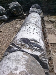 Coloan= la intrarea ân Forum. Ulpia Traiana Sarmizegetusa rămâne o demonstrație de inginerie și civilizație romană și un loc în care poți petrece trei ore plăcute și folositoare. Foto cu telefonul Călin Hera (mfc)