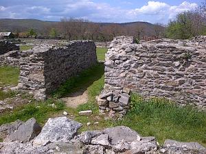 Ulpia Traiana Sarmizegetusa rămâne o demonstrație de inginerie și civilizație romană și un loc în care poți petrece trei ore plăcute și folositoare. Foto cu telefonul Călin Hera