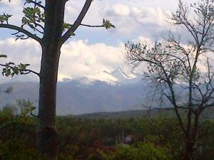 Munţii Retezat văzuţi de lângă Biserica Denuş. Foto cu telefonul: Călin Hera