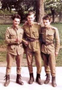 Subsemnatul, împreună cu Dan A. şi Doru A., prezentând cu mândrie AMRmetrul, în urmă cu aproximativ 27 de ani