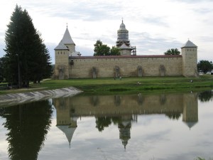 Mănăstirea Dragomirna, mare câştigătoare azi la Premiile Europa Nostra, fotografiată în urmă cu patru ani de pe celălalt mal al lacului. Foto: Călin Hera