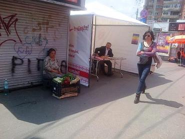Vedere din Bucureşti. Cort electoral vs. legătura de ridichi. Foto cu telefonul: Călin Hera