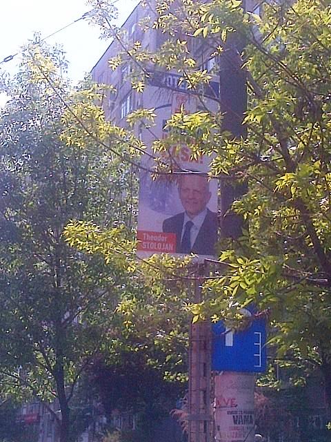 Vedere din Bucureşti. Reclamă electorală cu Theodor Stolojan, PDL, stradală aşezată nedibaci. Foto (cu telefonul): Călin Hera