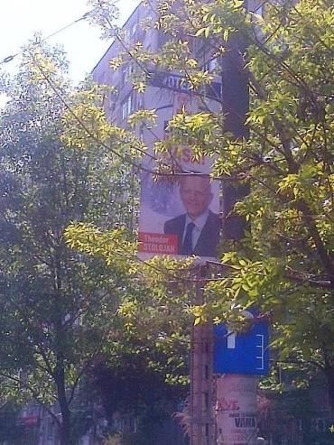 Vedere din Bucureşti. Reclamă electorală cu Theodor Stolojan, PDL, stradală aşezată nedibaci. Foto (cu telefonul): Călin Hera