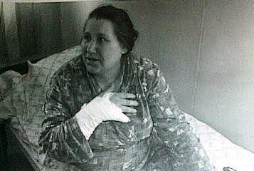 Nina Lazarenco, rănită după ce ambulanţa în care se afla a fost ciuruită  (29 martie 1992). Foto Sorin Stanciu / Revista NU