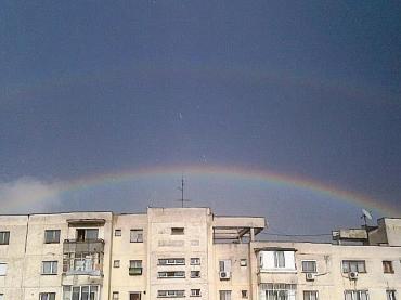 Vedere din Bucureşti. Două curcubee în mijlocul unei ploi zdravene. Foto (cu telefonul): Călin Hera