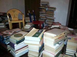 Viaţa la bloc. Cărţi aflate în trecere de la un raft spre altul. Foto cu telefonul: Călin Hera (mfc)