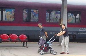 Graffiti oglindit într-un vagon şi familie ieşită la cules. Foto cu telefonul: Călin Hera